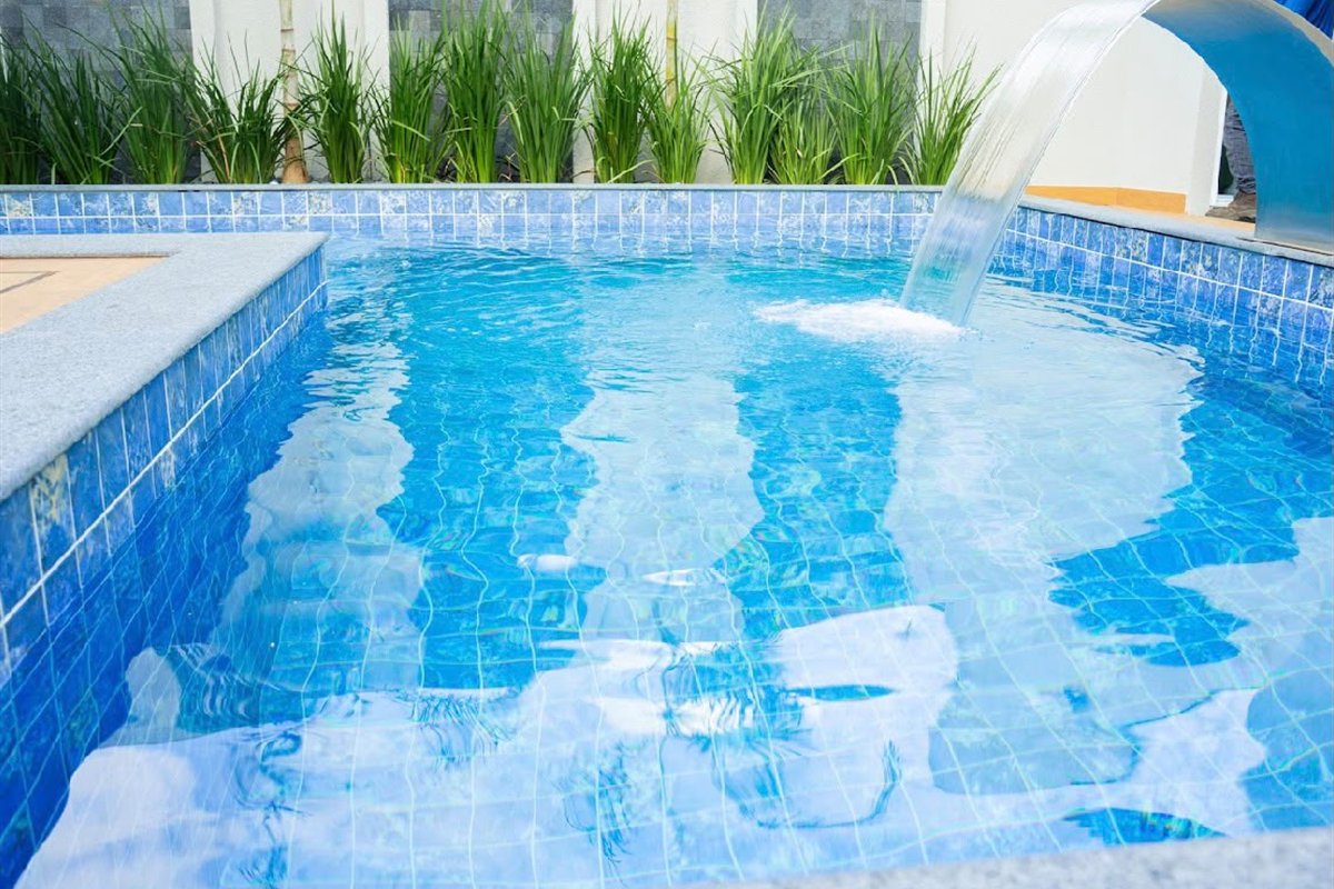 Piscina com cascata