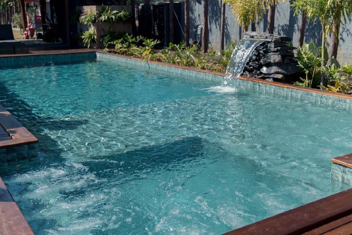 Piscina com cascata de pedra
