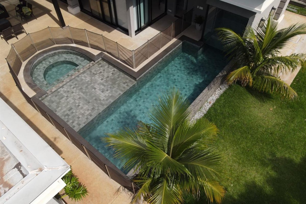Piscina com cerca de proteção