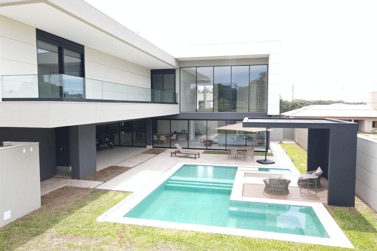 Área de lazer com piscina e spa