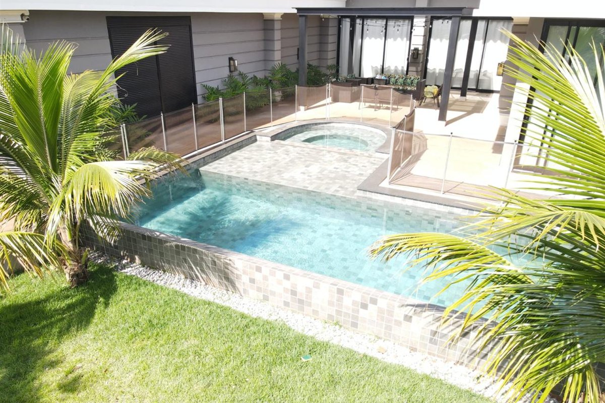 Piscina com spa