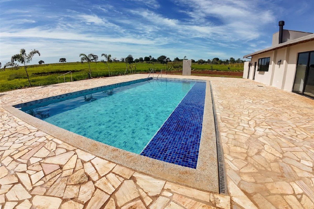 Piscina em área ampla